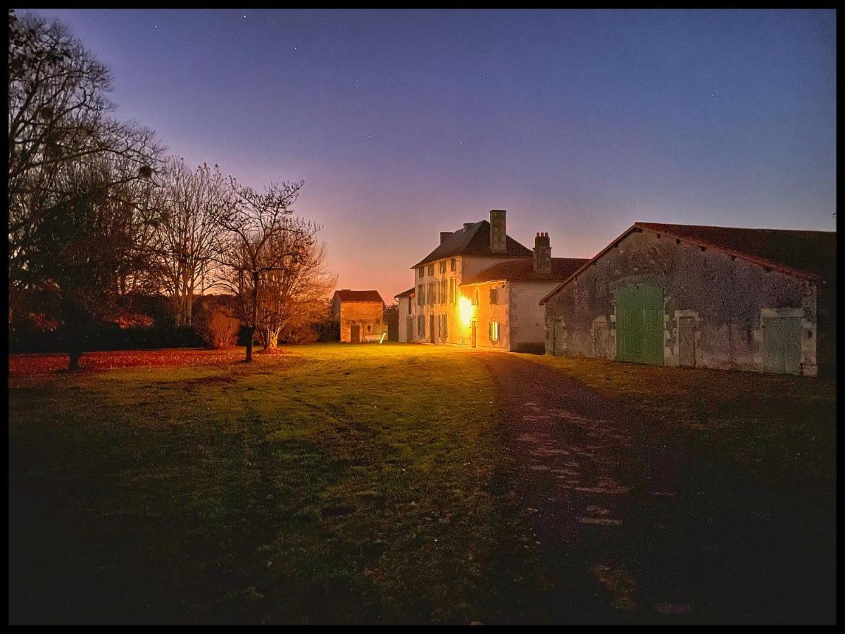 Les Maisons Du Bonheur Bed and Breakfast Château-Garnier Exterior foto